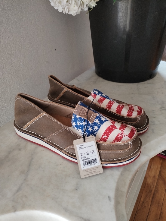 Ariat Shoes - Women’s American flag Ariat Cruisers 9B